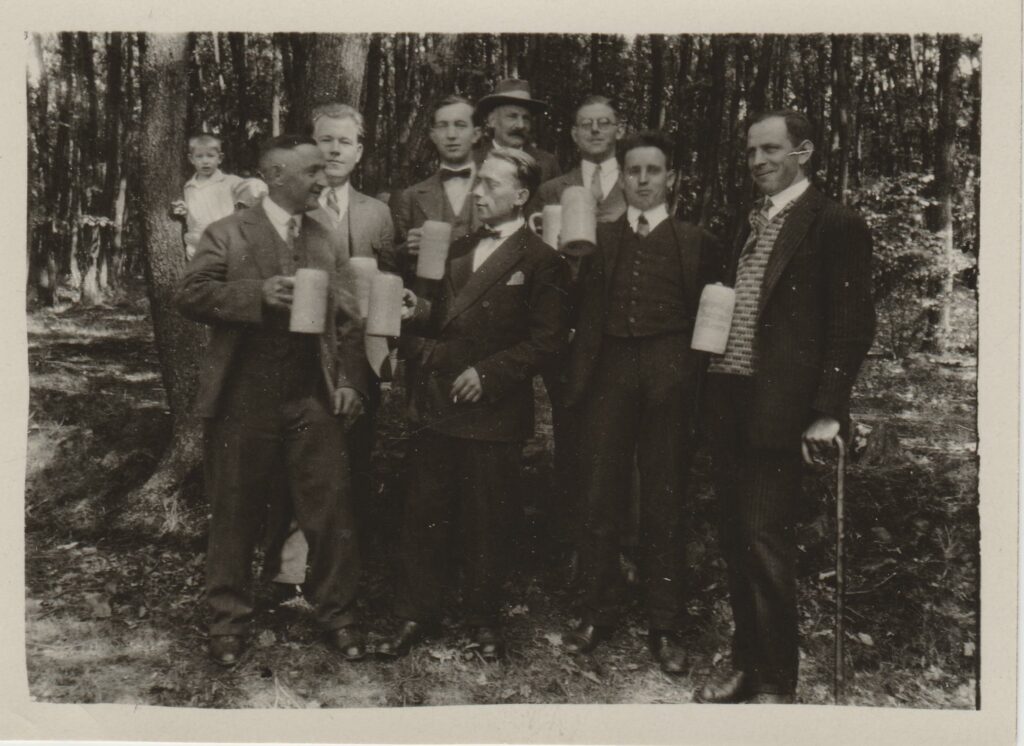 Die Gelnhäuser Bürger feiern seit dem 19. Jh. oberhalb der Stadt ihre „Waldpartien“ - hier um 1935, Nähe Blockhaus.