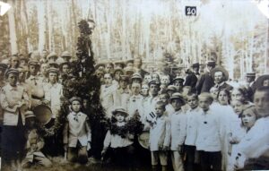 Eines der wenigen Fotos einer Feier auf dem Schulfestplatz aus dem Jahr 1913