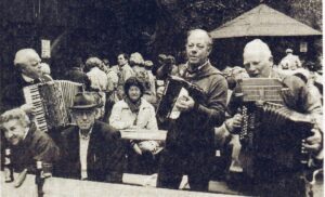 Auf dem Schulfestplatz wurde musiziert: Chöre wie „Liederkranz“ und „Gela-Kapelle“ waren mit anderen Musikgruppen feste Bestandteile der Waldpartien.
