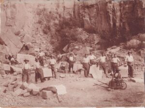 Steinbrucharbeiter nehmen Aufstellung für ein Foto