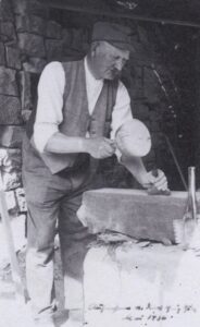 Der Steinbruchbesitzer und gelernte Steinmetz Karl Hartmann im Jahr 1936 bei seiner Arbeit