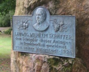 Ein für Heinrichs Bruder Wilhelm (1831-1904) errichtetes Denkmal ist noch heute im Park des Krankenhauses zu sehen.