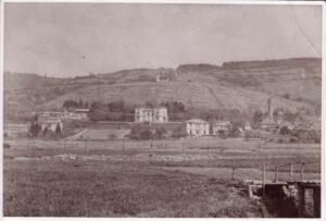 Blick auf das Gelnhäuser Villenviertel um 1930: Die „Weiße Villa“, (damals noch„Villa am goldenen Fuß“), links daneben das dazu gehörende Gärtnerhaus, oberhalb des Weinbergs das Teehaus „Dorotheenhöhe“ (heute Bergschlösschen).