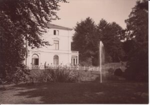 Das Kurhaus (ehem. „Villa Witu“) mit Park
