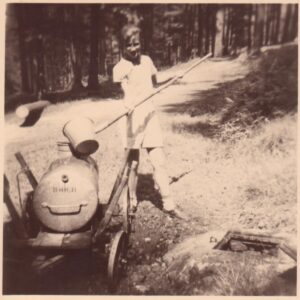 Dora Georges, Enkelin des Blockhaus-Gründers beim Wasserschöpfen an der Quellfassung im Jahre 1948