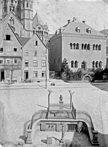 Philipp Reis wurde von seiner Heimatstadt im Jahre 1885 ein Denkmal auf dem Untermarkt gesetzt. Die Anlage wurde mehrfach verändert. Hier der wohl früheste Zustand. (Stadtarchiv Gelnhausen)