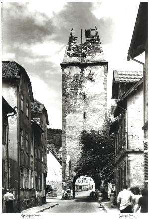 Der Ziegelturm – Symbol für die Zerstörungen Ende März 1945. (Stadtarchiv Gelnhausen)