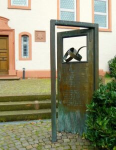 Die geöffnete Tür – ein Werk von Dina Kunze 1986 - lädt zum Besuch der kulturellen Begegnungsstätte in der ehemaligen Synagoge ein. (Foto: Volprecht Kalbfleisch)