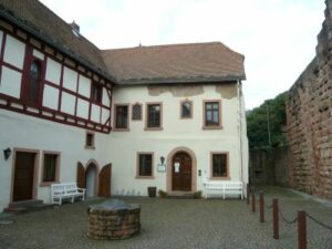 Das ehemalige Burgmannenhaus vor der Kaiserpfalz zeigt Fundstücke aus der Stauferzeit. (Foto: Volprecht Kalbfleisch)