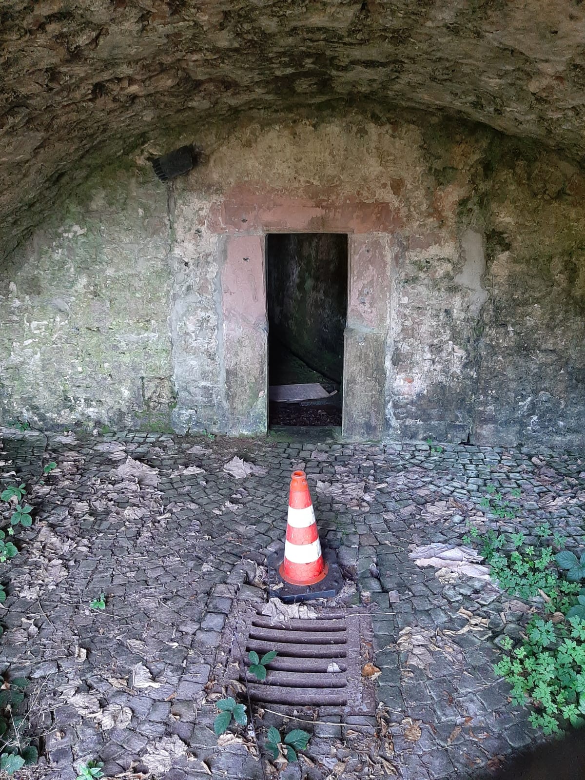 Der Holzborn mit Blick zur begehbaren Brunnenkammer