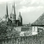 Blick auf die Marienkirche aus dem Stephanusberg heraus, rechts ein 2023 noch erhaltenes Wingerhäuschen